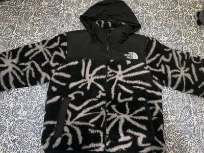Parca The North Face negra y blanca - miniatura 3