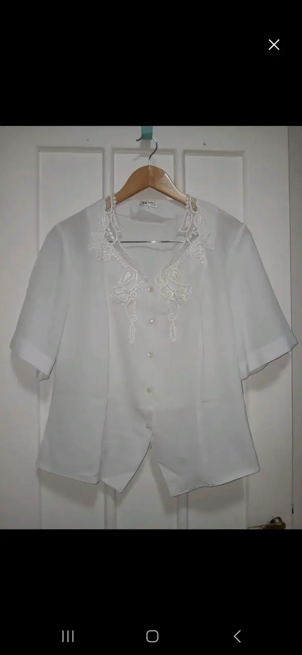 Blusa blanca con encaje elegante - 1