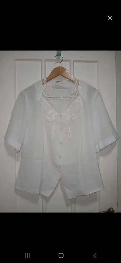 Blusa blanca con encaje elegante - miniatura 1