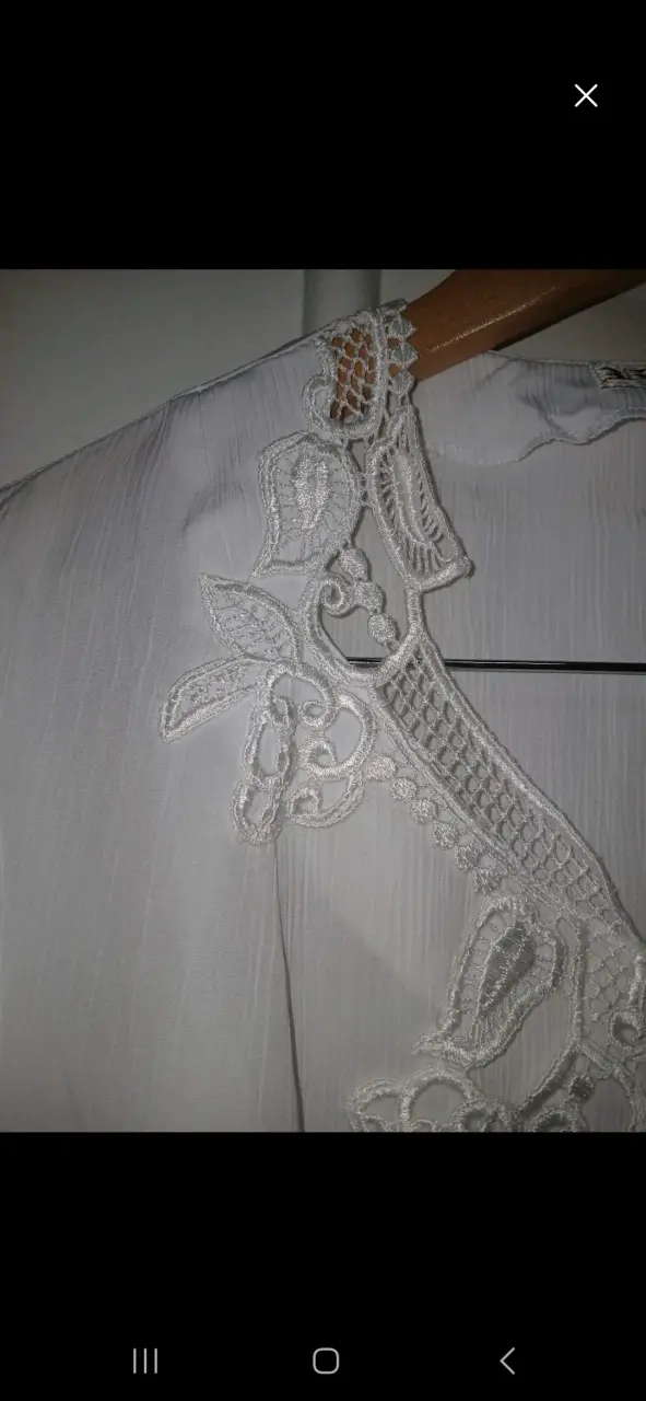 Blusa blanca con encaje elegante - 2