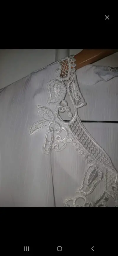 Blusa blanca con encaje elegante - miniatura 2