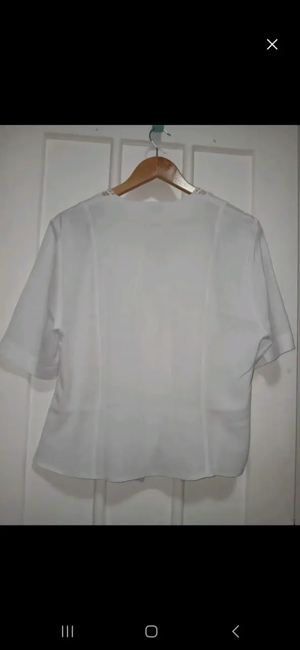 Blusa blanca con encaje elegante - 4