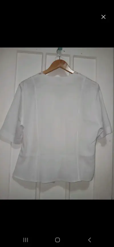 Blusa blanca con encaje elegante - miniatura 4