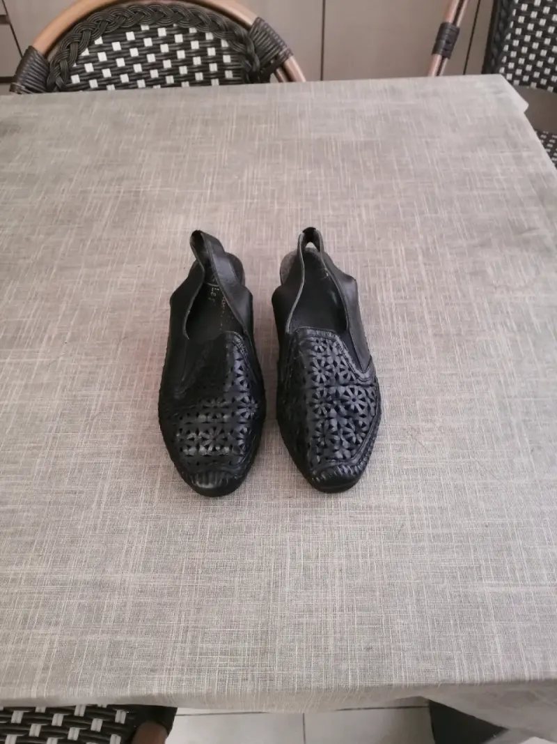Zapatos de cuero negro calados para mujer - 1
