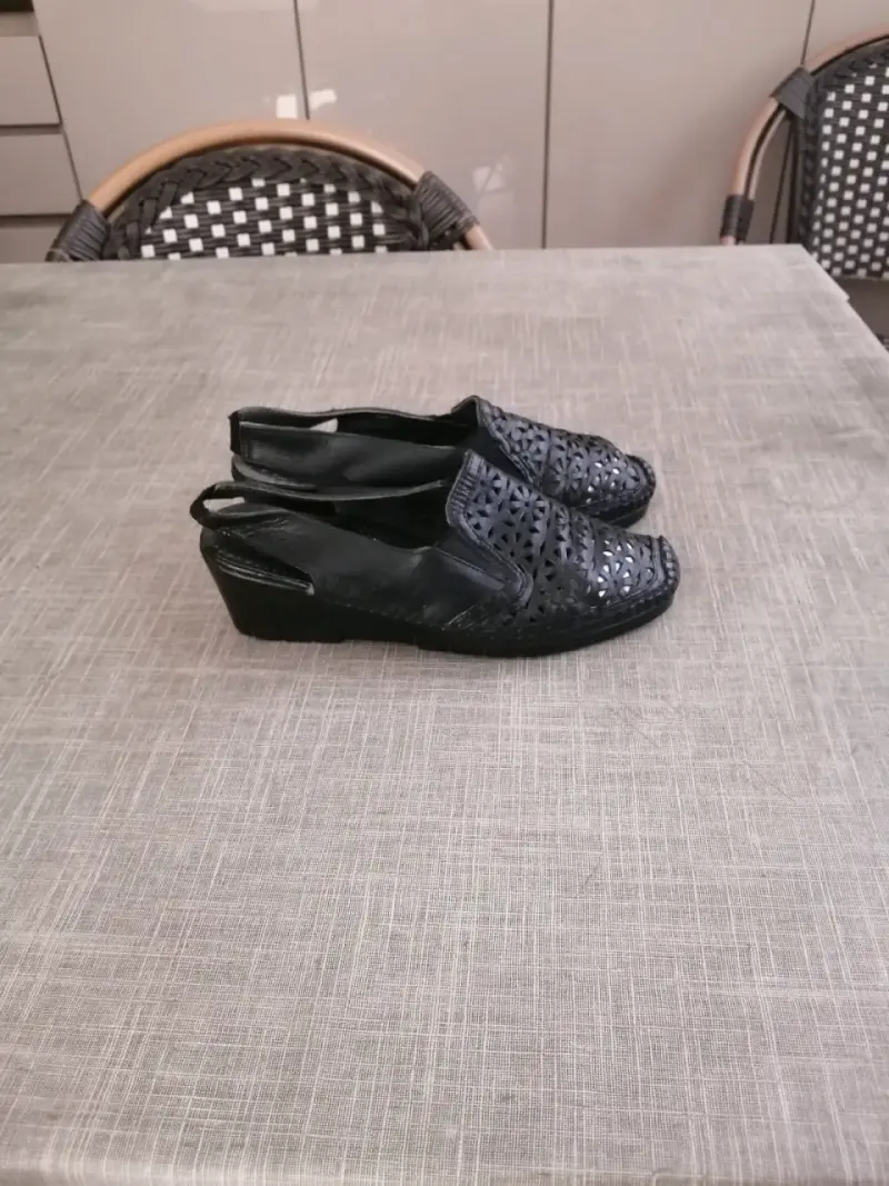 Zapatos de cuero negro calados para mujer - 2