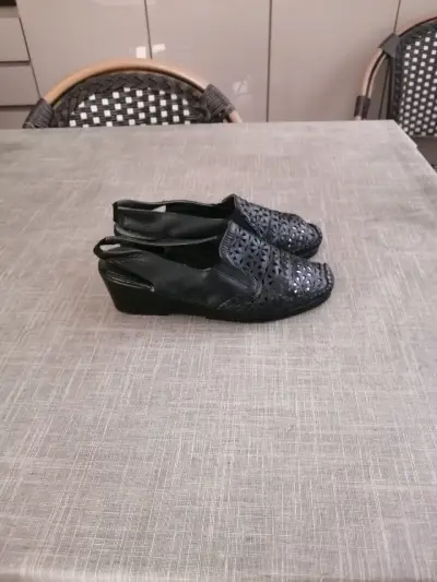 Zapatos de cuero negro calados para mujer - miniatura 2