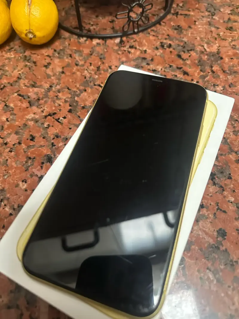 iPhone 11 64Gb Amarillo - 3