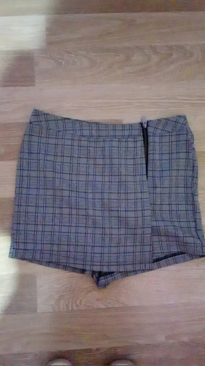 Falda short de cuadros grises con cierre lateral - 1