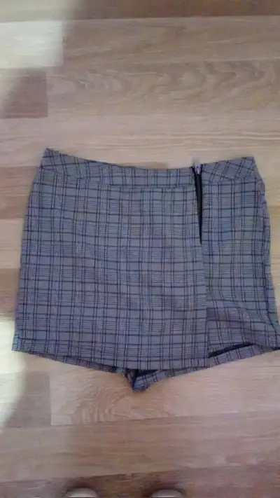 Falda short de cuadros grises con cierre lateral - miniatura 1
