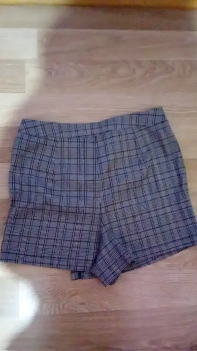Falda short de cuadros grises con cierre lateral - miniatura 2