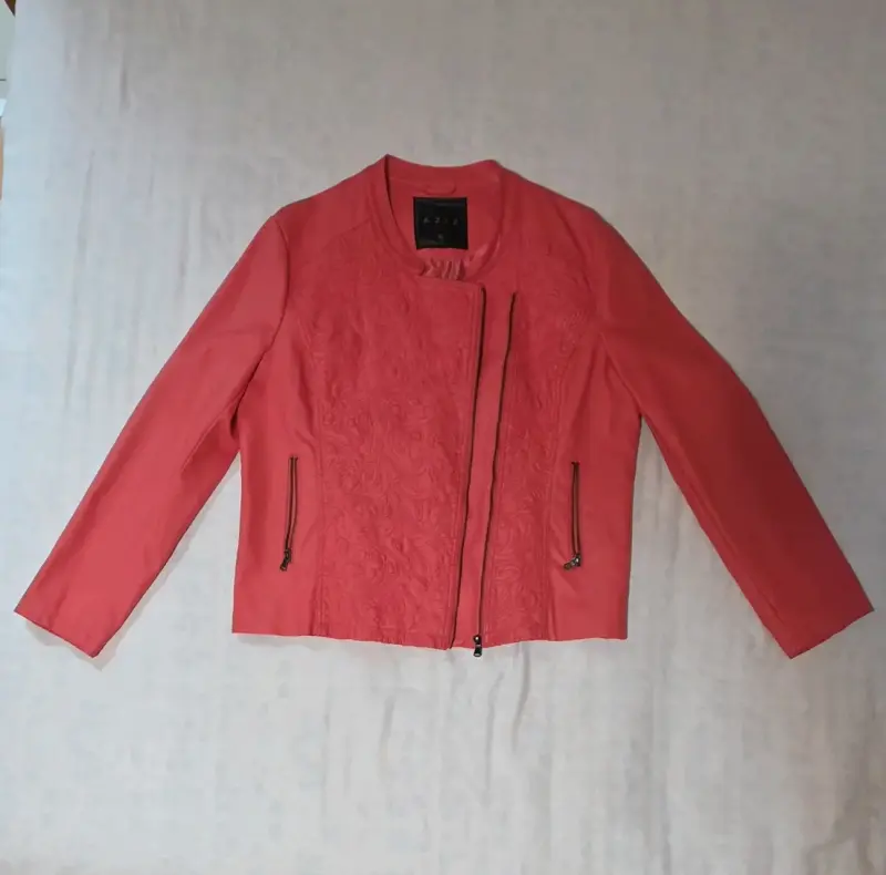 Chaqueta roja con diseño floral Azie