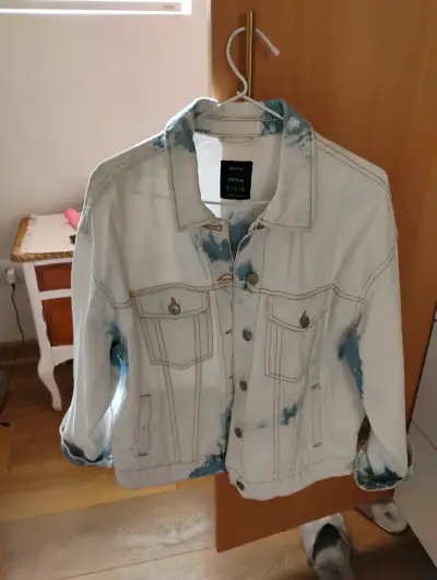 Chaqueta de mezclilla Bershka con diseño tie-dye - miniatura 1
