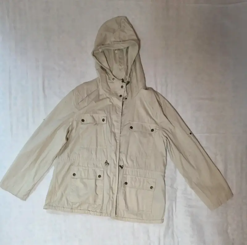 Parka beige con capucha y bolsillos