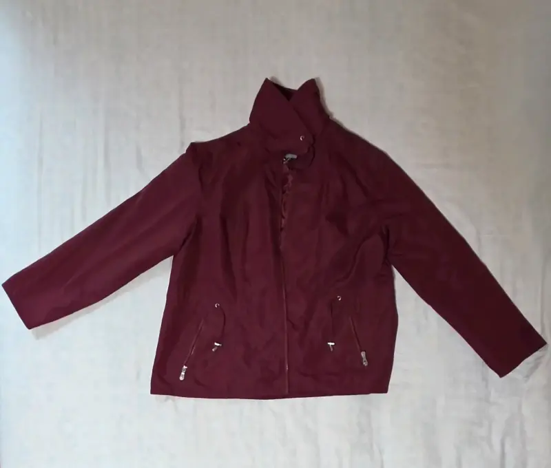Chaqueta burdeos con cierre y bolsillos