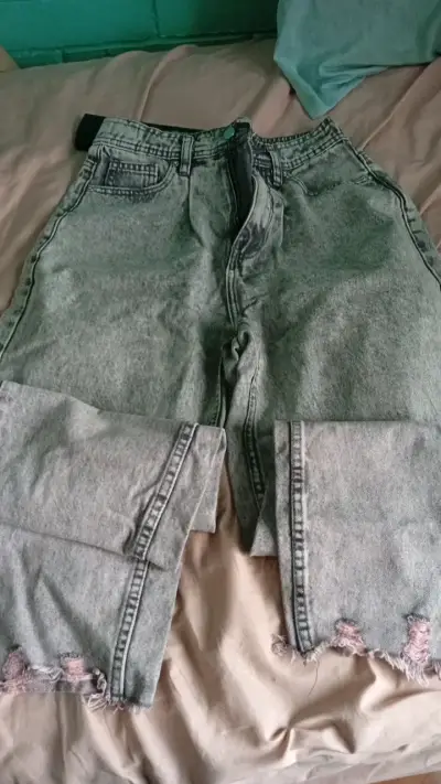 Jeans desgastados gris para mujer - miniatura 1