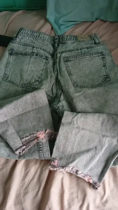 Jeans desgastados gris para mujer - miniatura 3
