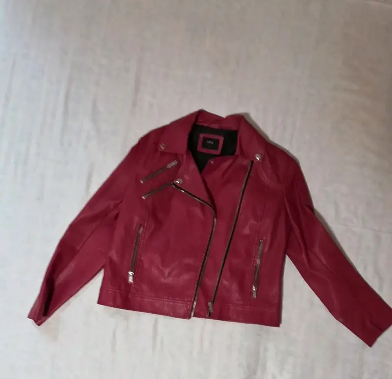 Chaqueta de cuero roja estilo biker