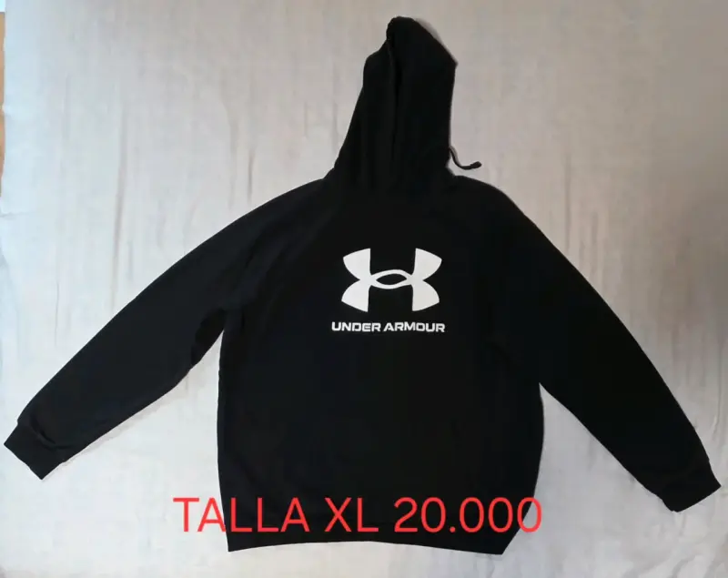 Polerón negro Under Armour con capucha
