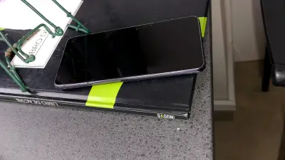Samsung Galaxy S21 en buen estado - miniatura 3