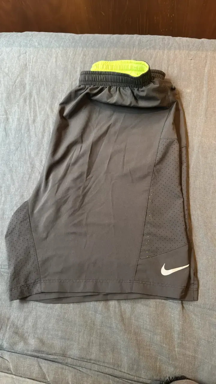 Short deportivo Nike negro con logo - 1