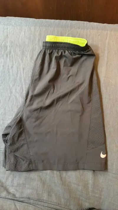 Short deportivo Nike negro con logo - miniatura 3