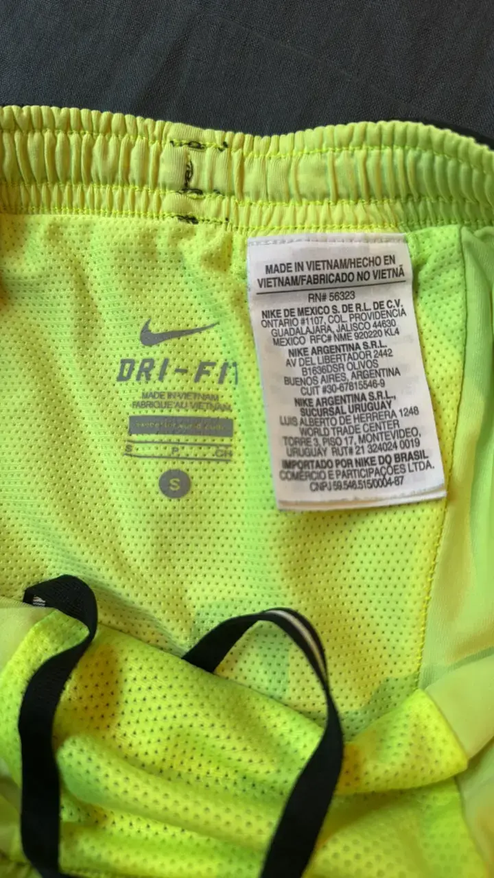 Short deportivo Nike negro con logo - 4
