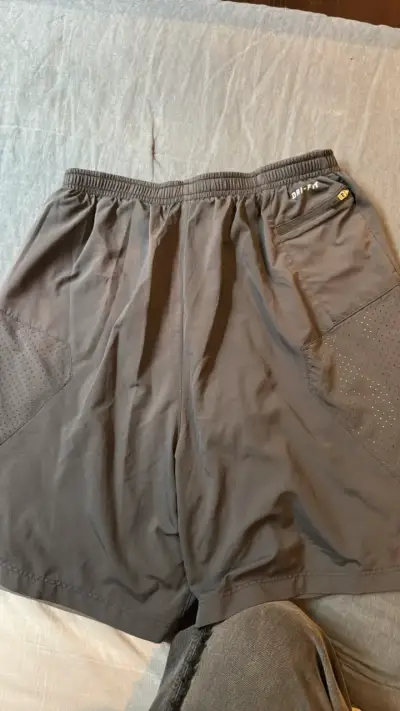 Short deportivo Nike negro con logo - miniatura 5