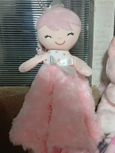 Muñeca de tela rosa con vestido suave - miniatura 1