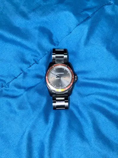 Reloj de pulsera negro con detalles rojos - miniatura 1