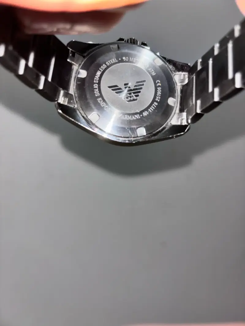 Reloj de pulsera negro con detalles rojos - 2