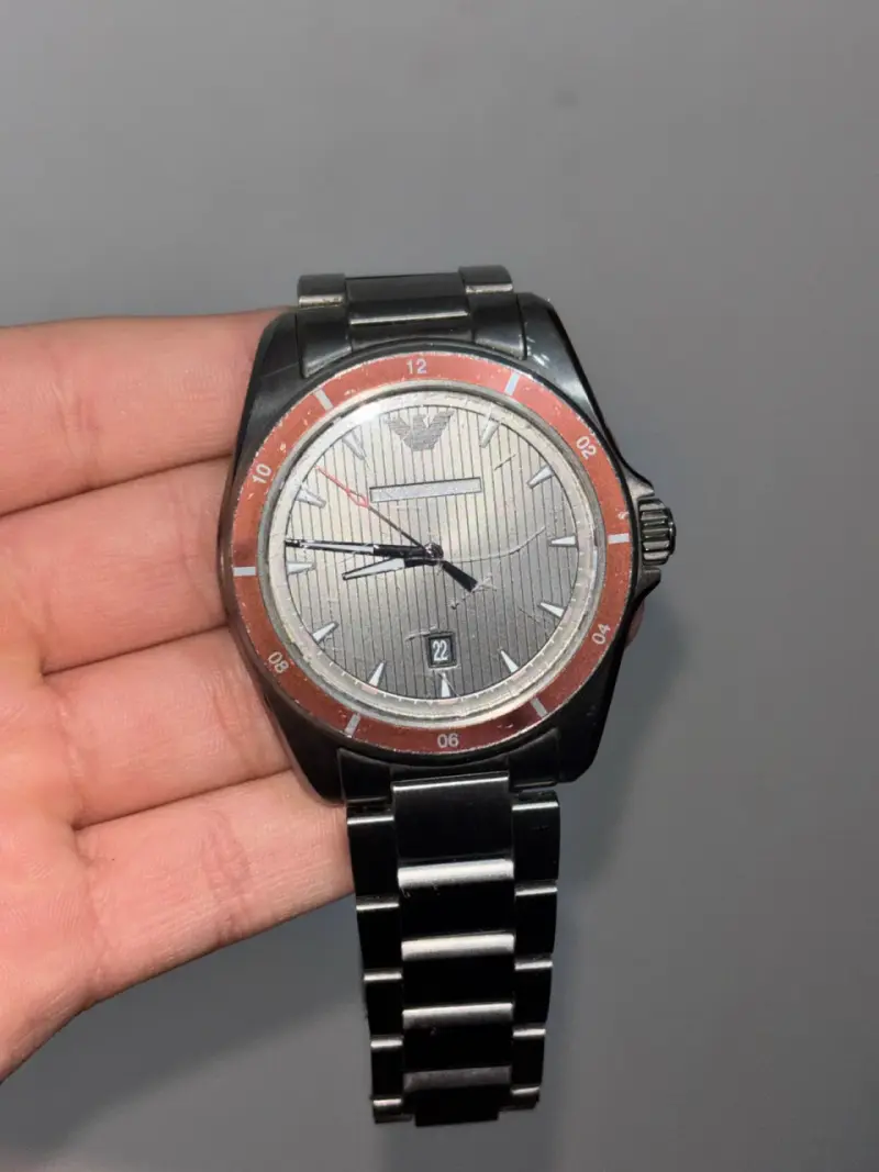 Reloj de pulsera negro con detalles rojos - 5