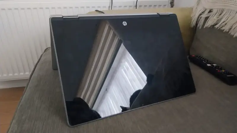 Laptop convertible HP con pantalla táctil - 1