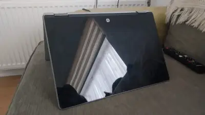 Laptop convertible HP con pantalla táctil - miniatura 1