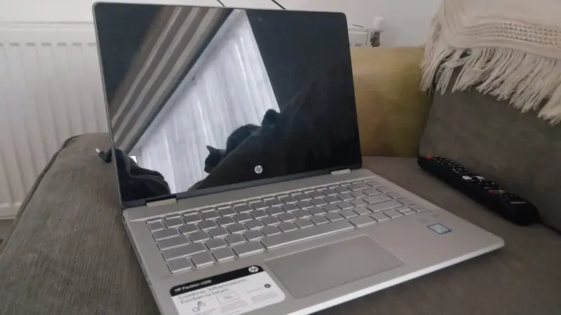 Laptop convertible HP con pantalla táctil - 2
