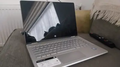 Laptop convertible HP con pantalla táctil - miniatura 2
