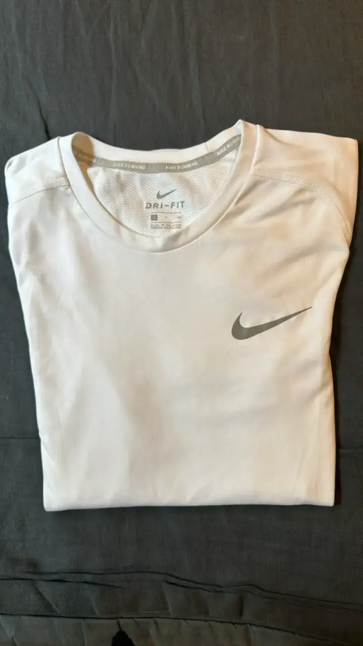 Polera Nike Dri-FIT blanca para running - 1