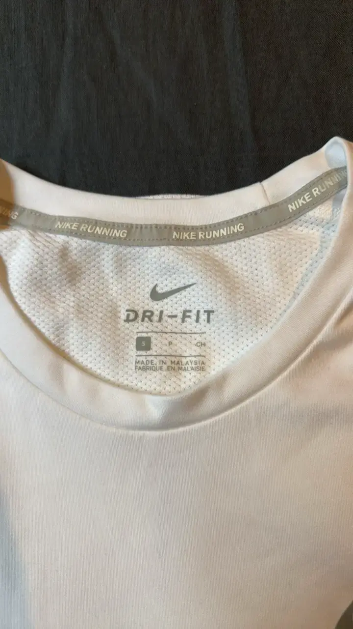 Polera Nike Dri-FIT blanca para running - 3