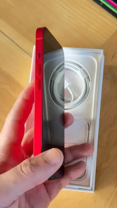 iPone rojo en buen estado - miniatura 4