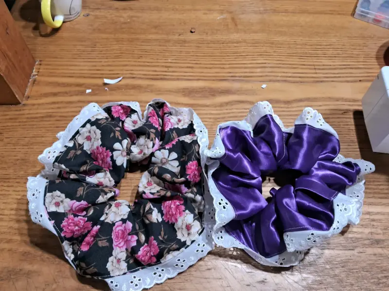 Colección de scrunchies florales y satinados - 1