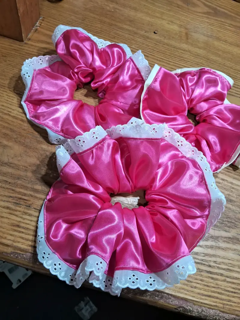Colección de scrunchies florales y satinados - 2