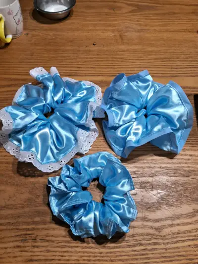 Colección de scrunchies florales y satinados - miniatura 3
