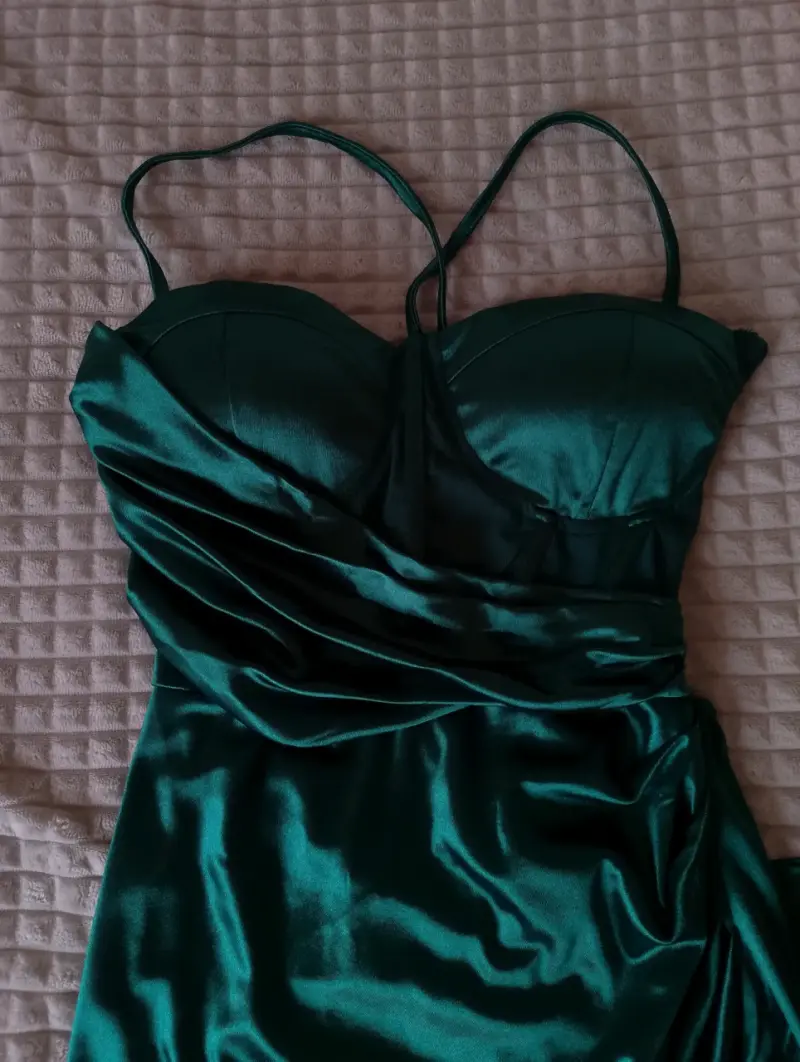 Vestido de noche verde satinado con tirantes - 1