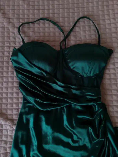 Vestido de noche verde satinado con tirantes - miniatura 1