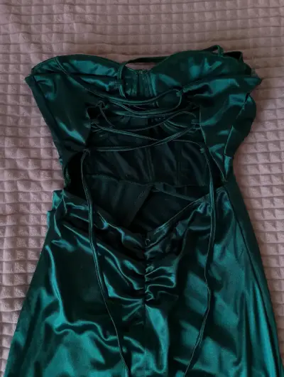 Vestido de noche verde satinado con tirantes - miniatura 2