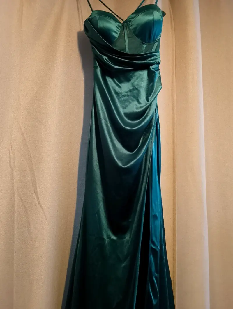Vestido de noche verde satinado con tirantes - 3