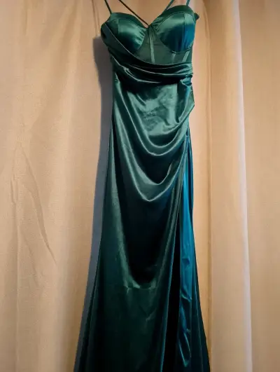 Vestido de noche verde satinado con tirantes - miniatura 3