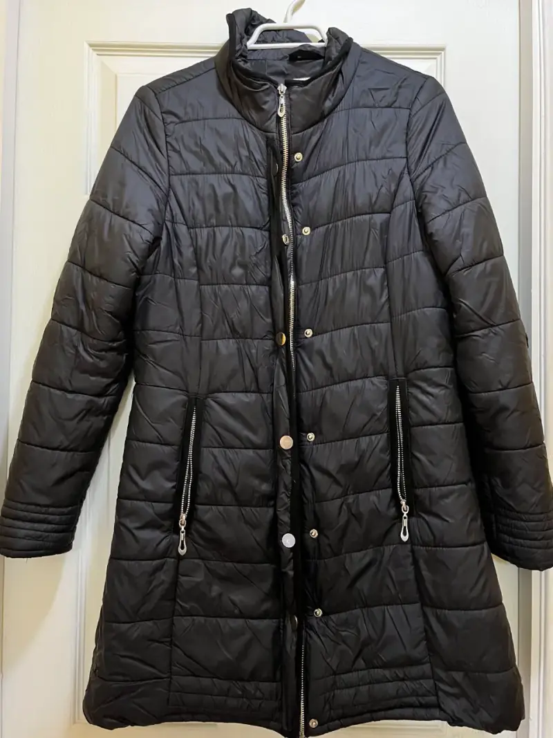 chaqueta negra semi acolchada para mujer