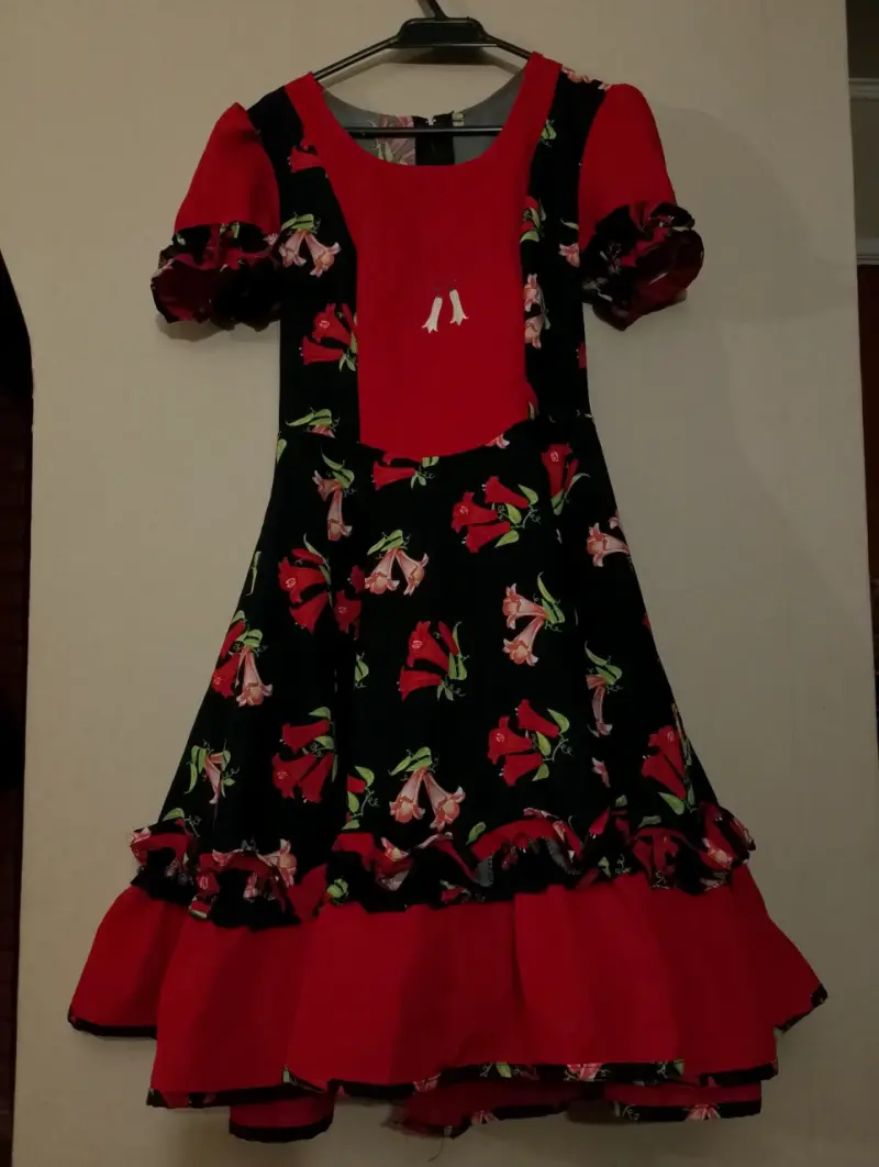 Vestido folclórico chileno con copihues - 1