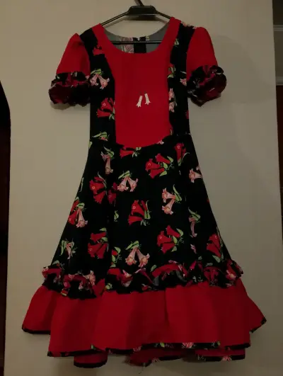 Vestido folclórico chileno con copihues - miniatura 1