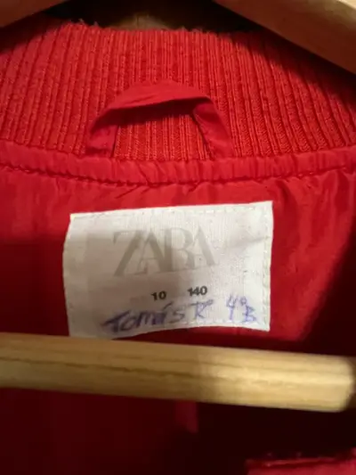 Chaqueta Zara  roja con parches niño talla 10 - miniatura 4